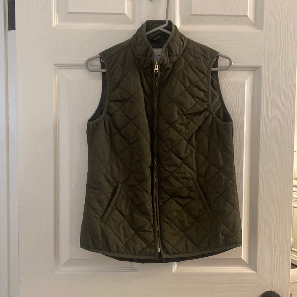 Old Navy quilted vest in olive green, size small